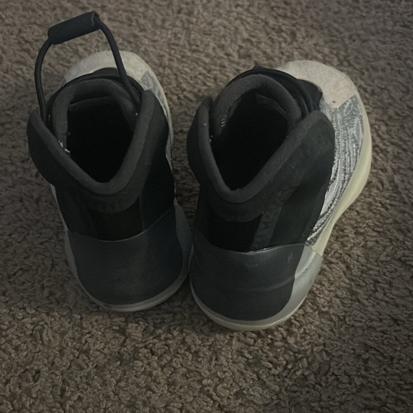 Toddlers Yeezy sneakers - Picture 2 of 3